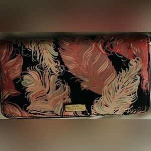 Kate Spade Wallet the only call out is the hardware has scratches.